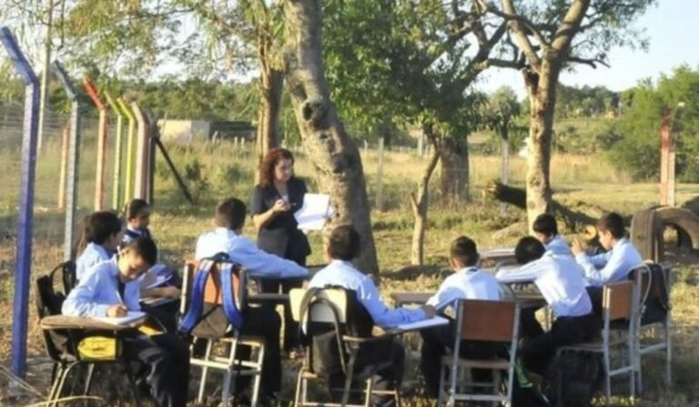 Fracaso masivo de los maestros paraguayos: un llamado urgente a reformar el sistema educativo