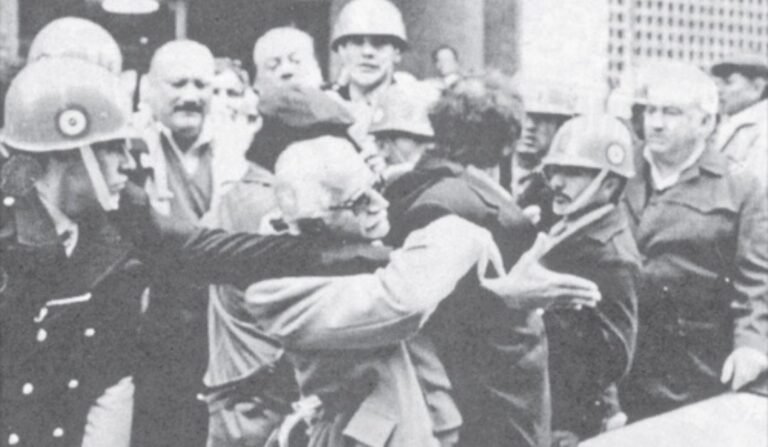 Dedicado a los autoritarios: ¡El neoestronismo avanza!